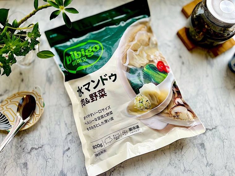 コストコの水餃子、小皿とレンゲ、中国茶