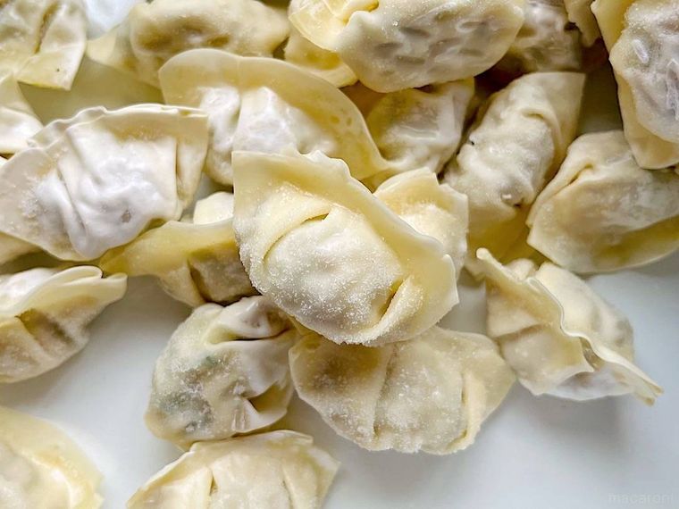 バッドに広げたコストコの水餃子のアップ