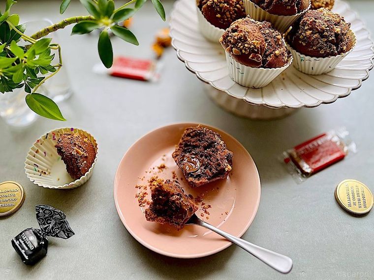 テーブルに並ぶコストコのヌテラで作ったマフィンやフォーク