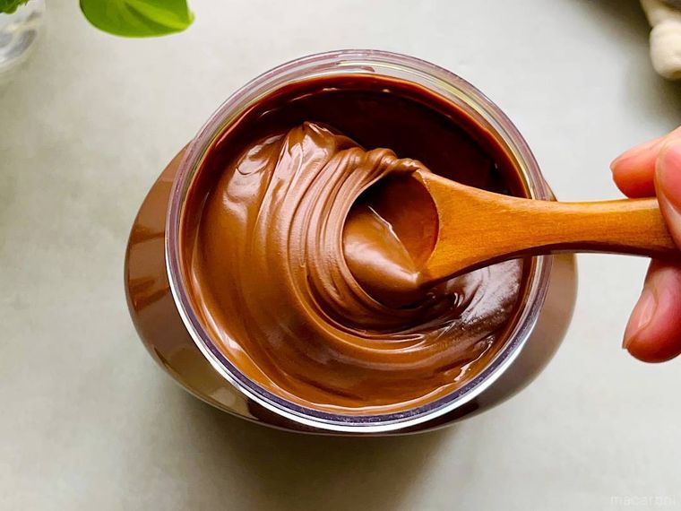 プーンですくい上げているヌテラ