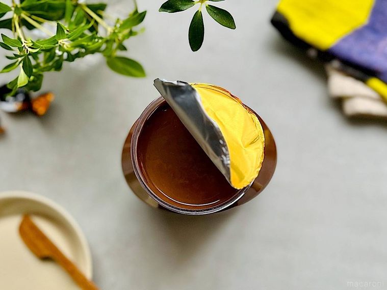 ヌテラの内蓋をはがして開封しているところ