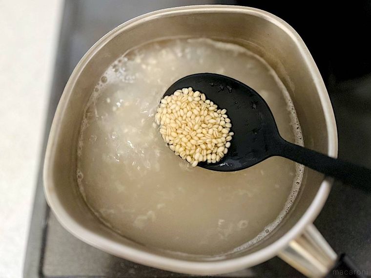 コストコのもち麦をゆでているところ