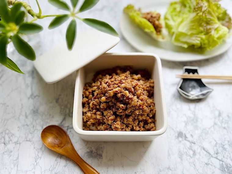 白い器に盛られたもち麦の肉みそ、サニーレタス、カトラリー