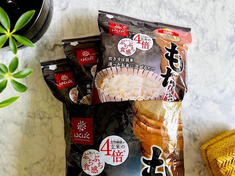 コストコのもち麦を開封し、上から3袋飛び出しているところ