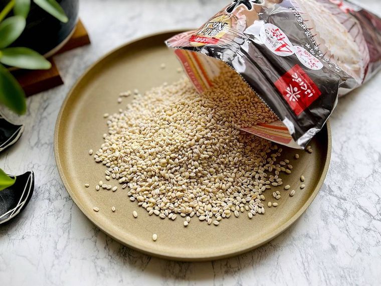 コストコのもち麦を開封し、中を皿に出しているところ