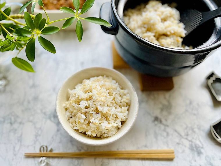 コストコのもち麦を炊いて茶碗に盛り付けたところ、箸と箸置き