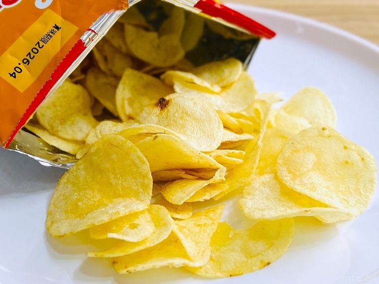 ポテトチップス ハッピーターン味の中身を皿に出した様子
