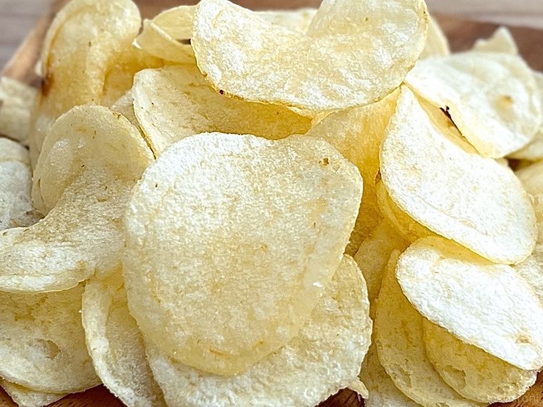 ポテトチップス ハッピーターン味を皿に盛り付けた様子