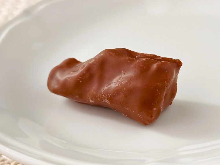 白皿にのったポムショコラ