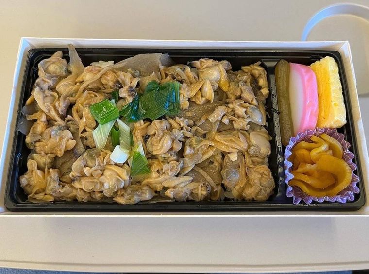 新幹線のテーブルに置かれた深川めし