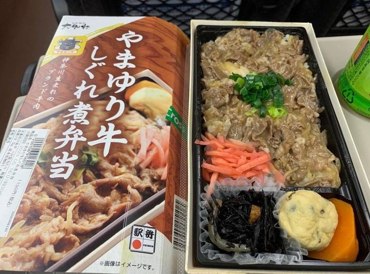 やまゆり牛しぐれ煮弁当のパッケージと中身