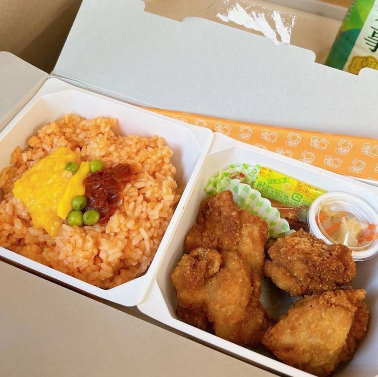 チキンライスとからあげが詰め合わせられたチキン弁当