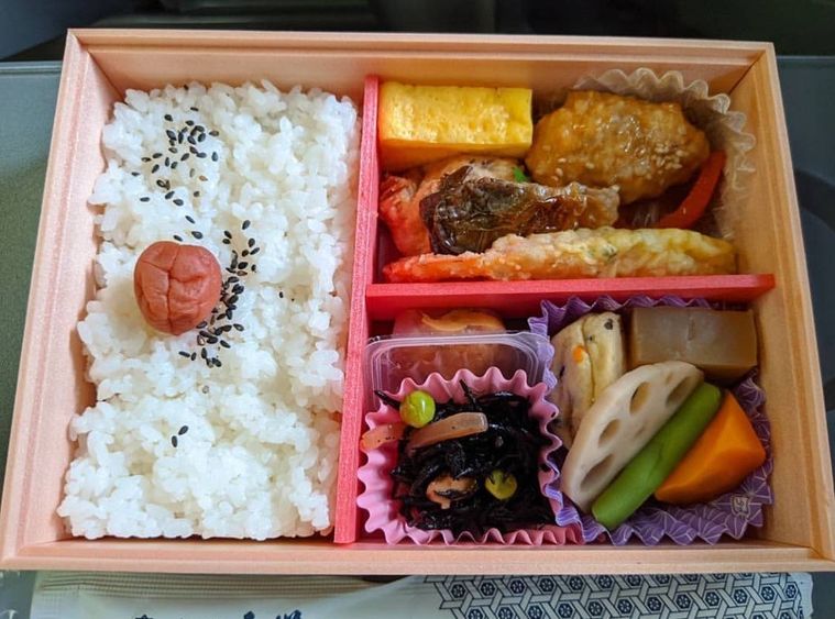 新幹線のテーブルに置かれた幕之内弁当