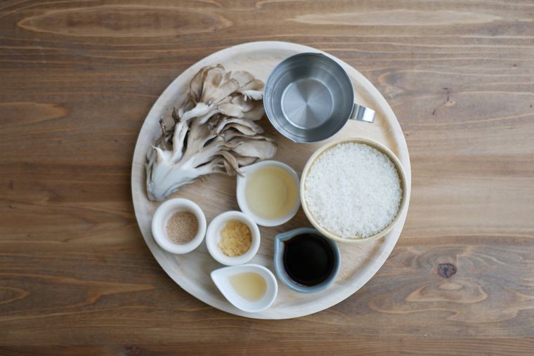まいたけの炊き込みごはんの材料が木製トレイの上に並んでいる