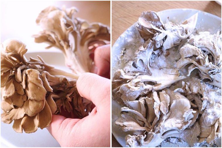 まいたけを分けて粉をつけている