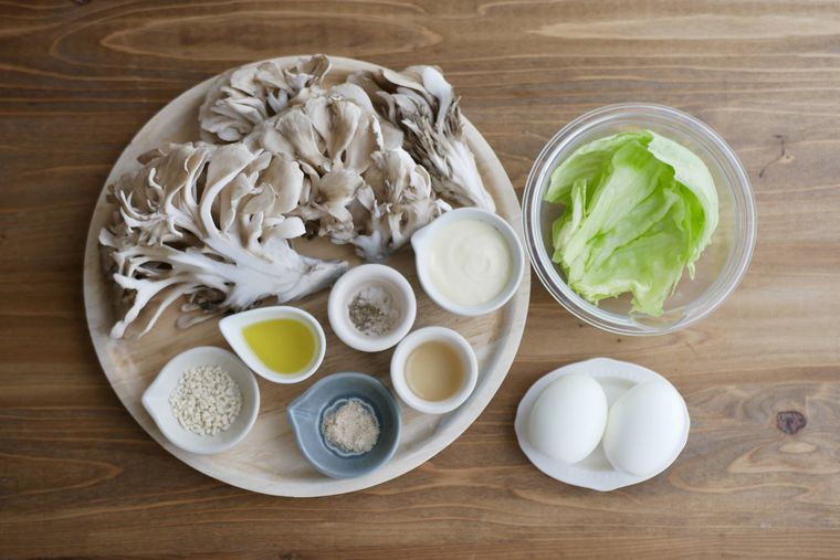 まいたけとゆで卵サラダの材料が並んでいる