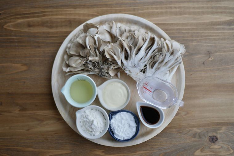 まいたけの唐揚げの材料が並んでいる