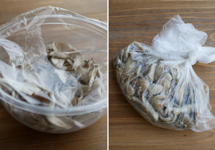 耐熱ボウルやポリ袋を使いまいたけの塩だれ漬けを作る様子