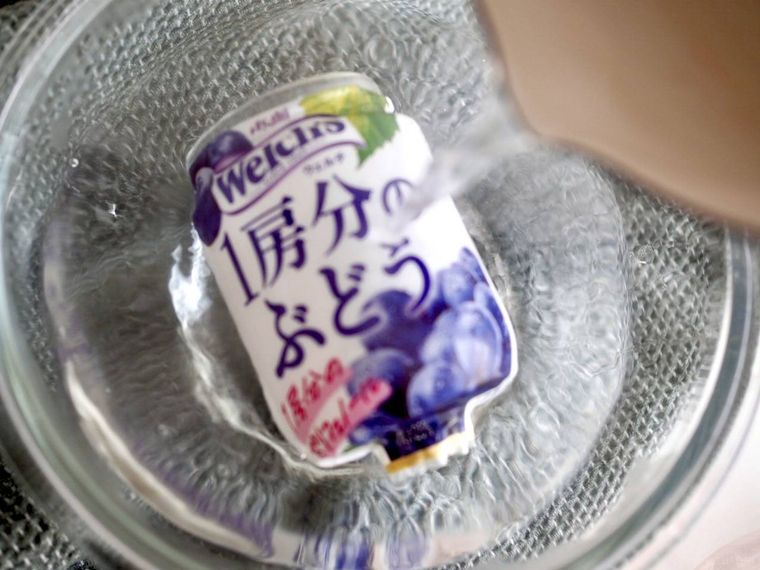 ラベルに熱湯をかけているところ