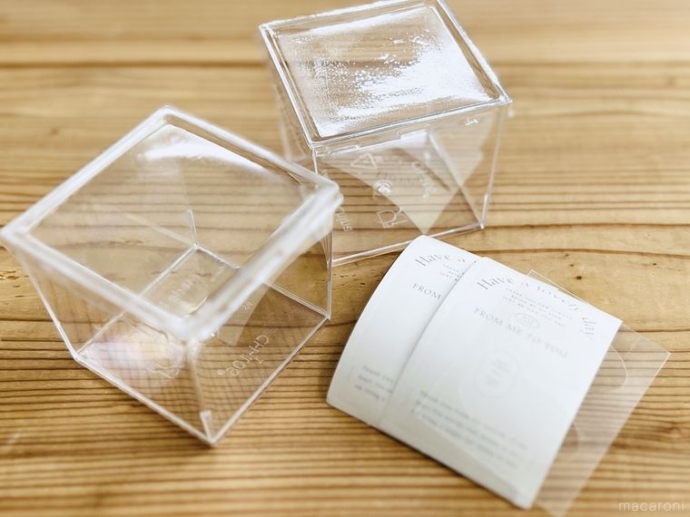 ダイソーのデザートクリアカップを袋から出した様子