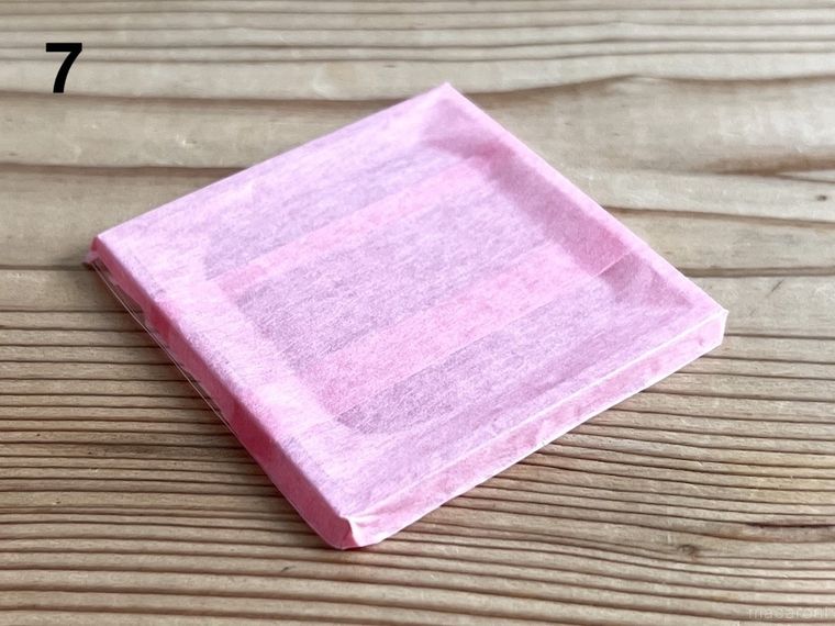 デザートクリアカップのフタにピンク色のマスキングテープを貼った様子