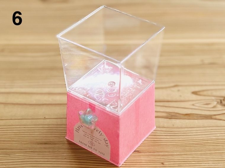 デザートクリアカップでガチャ風のギフトを作っている様子