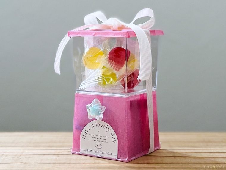 お菓子が入ったガチャ風ギフト