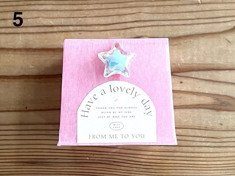 デザートクリアカップにマスキングテープ、シール、ぷっくりスタービーズを貼った様子