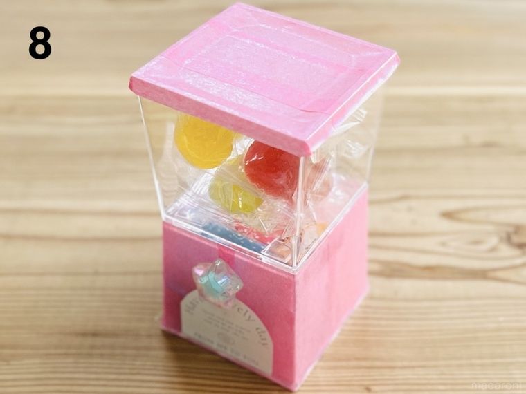 デザートクリアカップでガチャ風のギフトを作っている様子