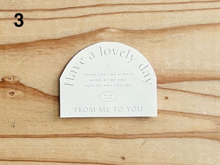 デザートクリアカップに付属されているシールをかまぼこ形に切った様子