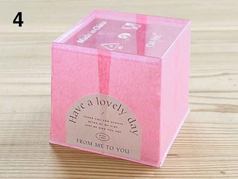 デザートクリアカップにピンク色のマスキングテープとシールを貼った様子