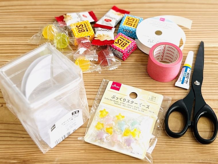 デザートクリアカップ、ぷっくりスタービーズ、ハサミ、マスキングテープ、リボン、接着剤、お菓子
