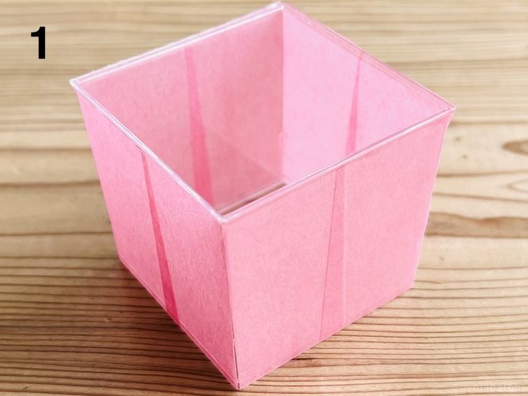 デザートクリアカップにピンク色のマスキングテープを貼った様子