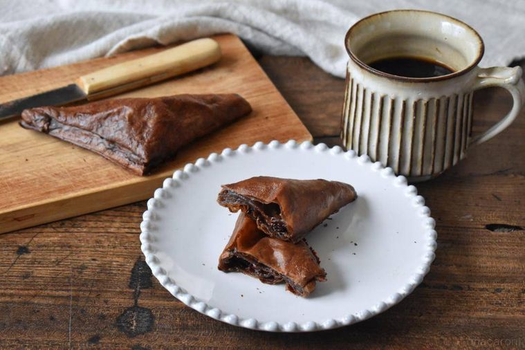 テーブルに並べた三角チョコパイ、コーヒー