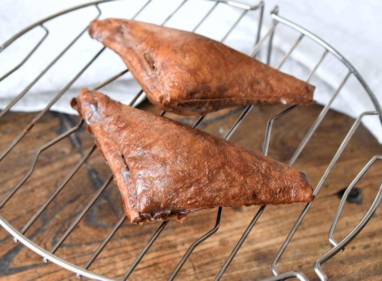 ケーキクーラーに並べた三角チョコパイ2個