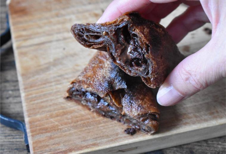 半分にカットした三角チョコパイ