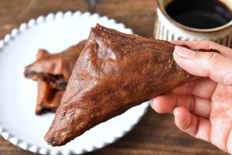 手に持った三角チョコパイ