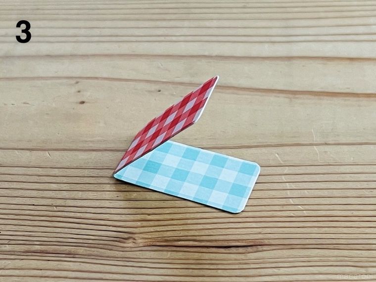 折り紙を貼った厚紙を半分に折った様子