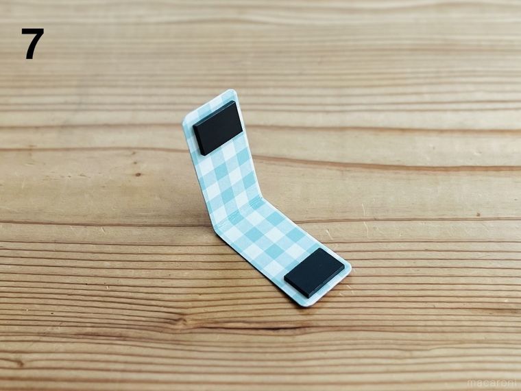 厚紙と折り紙で作ったペーパークリップ