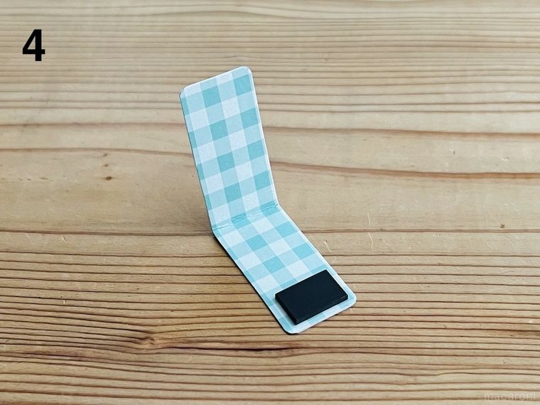 折り紙を貼った厚紙にマグネットを貼りつけた様子