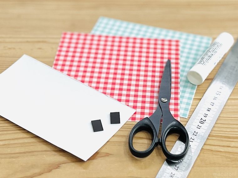 厚紙、折り紙、マグネット、ハサミ、定規、のり