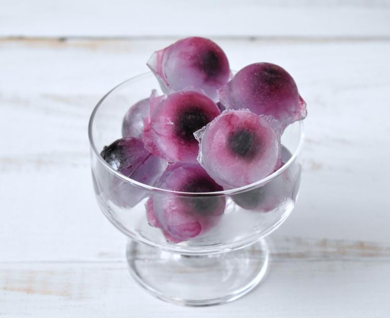 グラスに入れた目玉氷