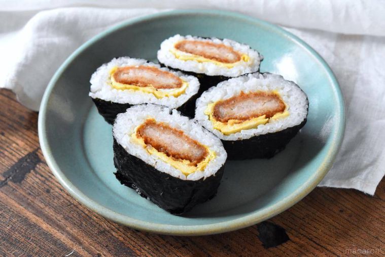 皿に盛ったカツ丼おにぎらず4個