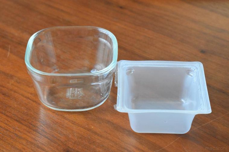 テーブルに並べた保存容器と豆腐の容器