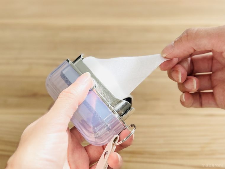 ダイソーの取り換え式2wayほこり取りのテープを引き出している様子