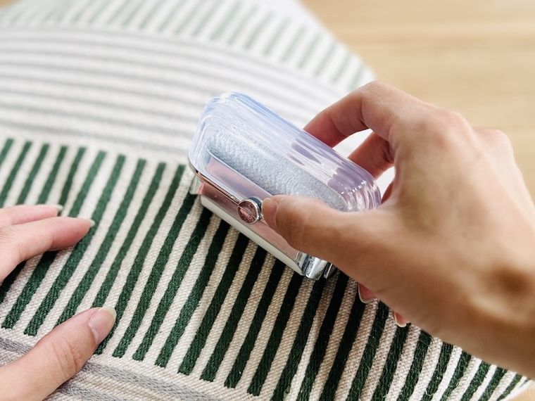 ダイソーの取り換え式2wayほこり取りでクッションのほこりを取っている様子