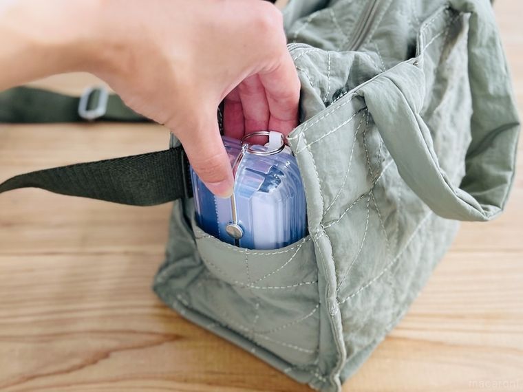 ダイソーの取り換え式2wayほこり取りをバッグのポケットに収納している様子