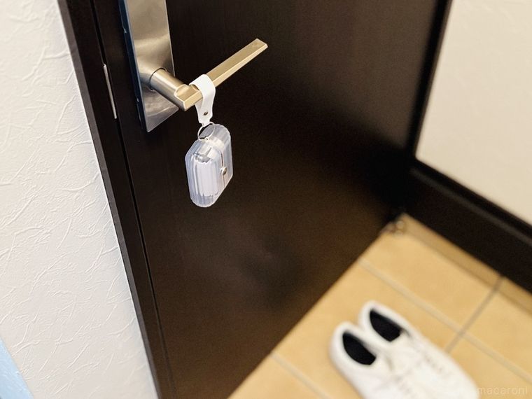 ダイソーの取り換え式2wayほこり取りをドアノブに吊り下げた様子