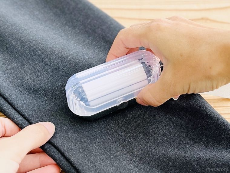 ダイソーの取り換え式2wayほこり取りで洋服のほこりを取っている様子