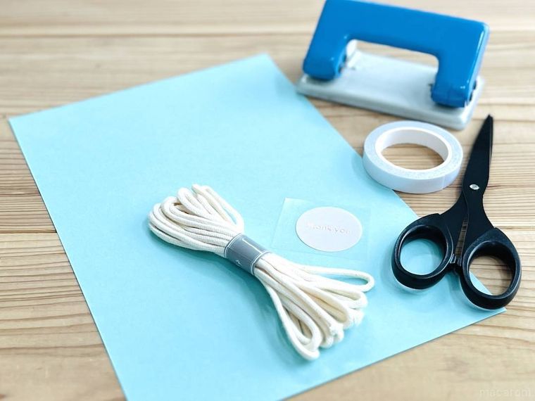 画用紙、ひも、シール、ハサミ、両面テープ、パンチ